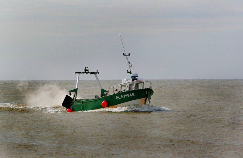 Manche: bateau de pêche rentrant au port du Hourdel