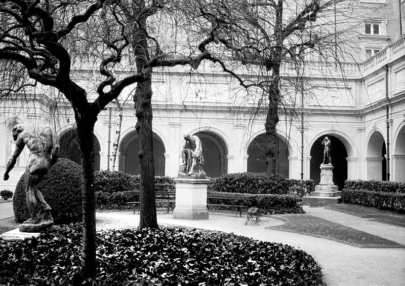 Lyon: jardin du palais St Pierre près de la place des Terreaux.