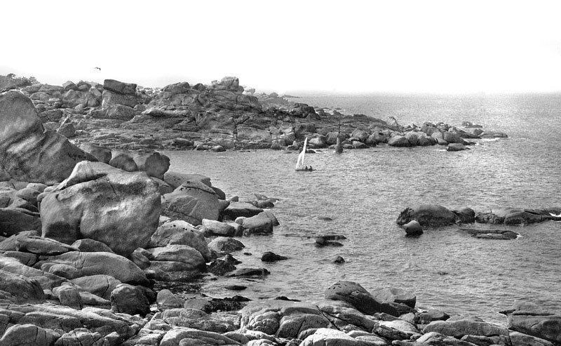 Entrée du chenal du port de Ploumanach vue du sentier des douaniers, sur la côte de granit rose.