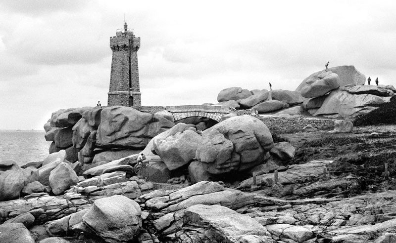 Ploumanach: le phare de Min Ruz au milieu du chaos de la côte de granit rose.